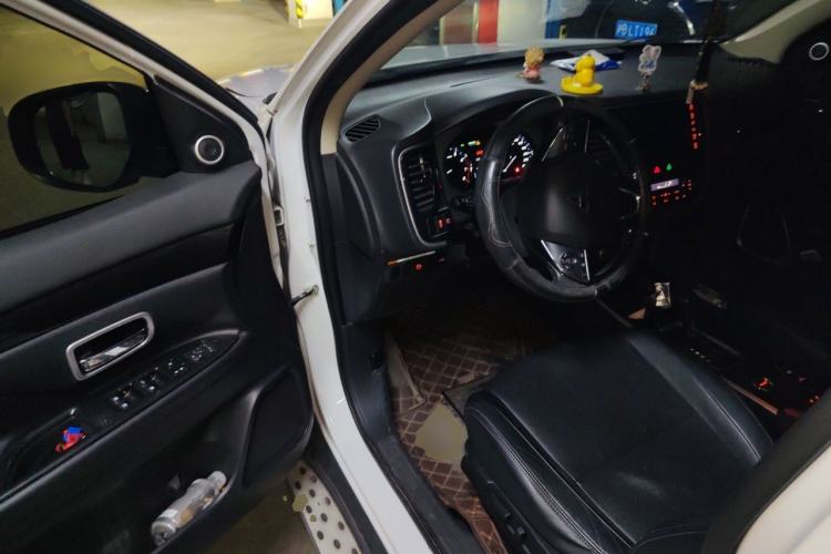 Used Mitsubishi Outlander 2018 2.4L 4x4 Luxury Edition 7-Seater Driver Seat