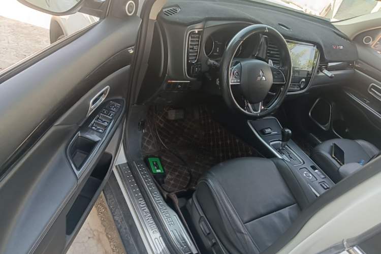Used Mitsubishi Outlander 2018 2.4L 4x4 Elite Edition 5 Seats Driver Seat