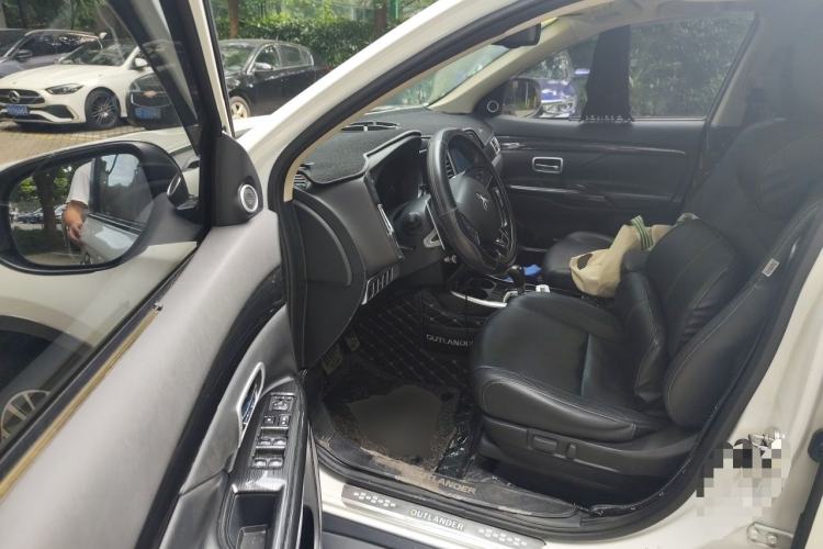 Used Mitsubishi Outlander 2018 2.4L 4x4 Luxury Edition 7-Seater Driver Seat