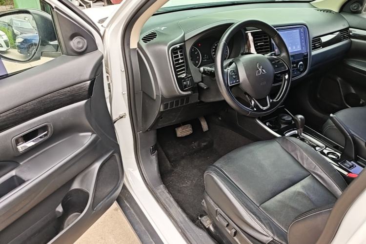 Used Mitsubishi Outlander 2018 2.0L Two-Wheel Drive Glory Edition 5 Seats Driver Seat