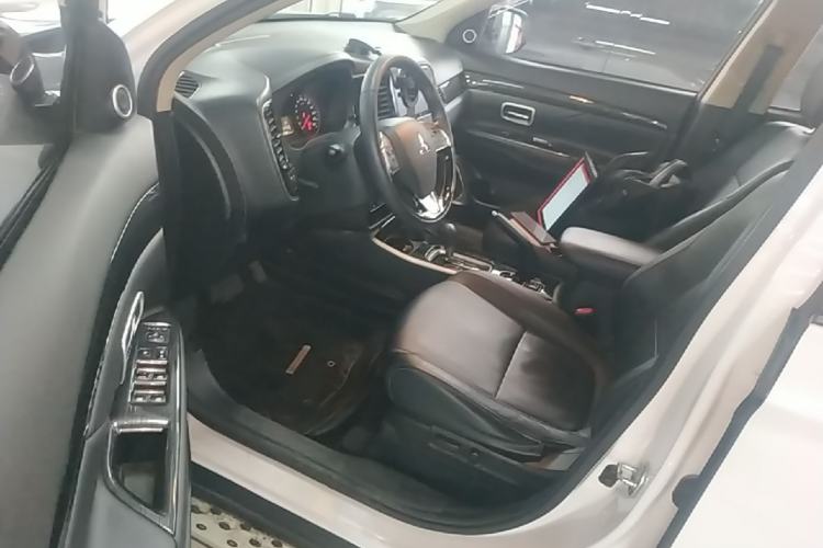 Used Mitsubishi Outlander 2018 2.0L Two-Wheel Drive Glory Edition 5 Seats Driver Seat
