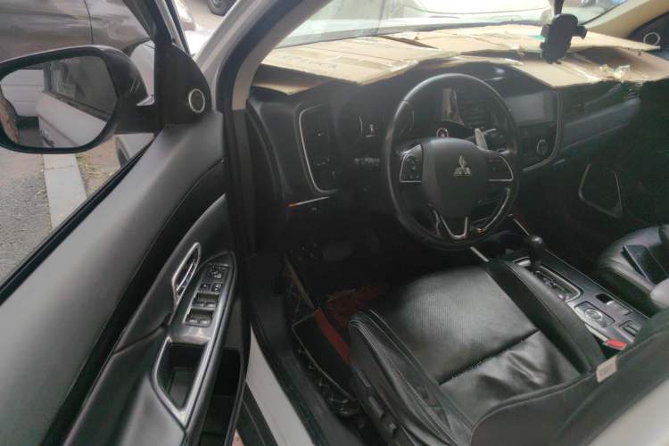 Used Mitsubishi Outlander 2018 2.4L 4x4 Luxury Edition 7-Seater Driver Seat