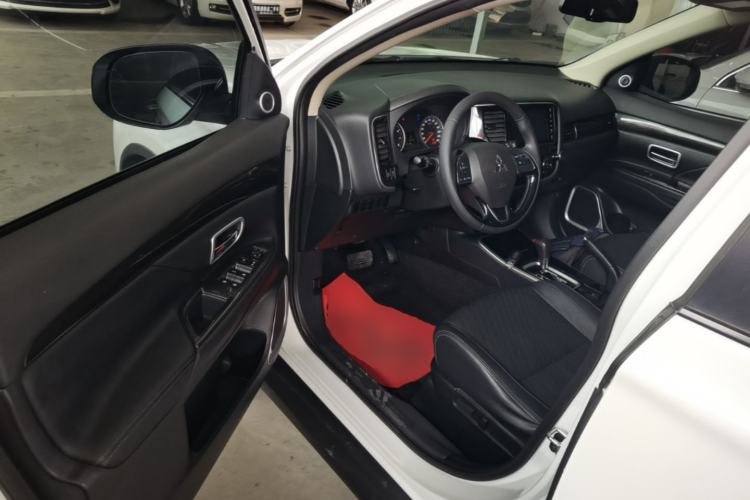 Used Mitsubishi Outlander 2018 2.0L Two-Wheel Drive Glory Edition 5 Seats Driver Seat