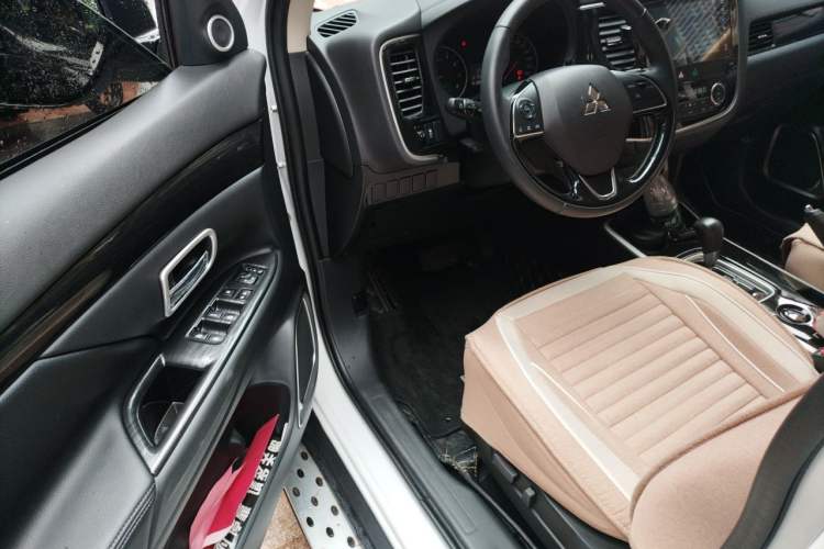 Used Mitsubishi Outlander 2018 2.0L Two-Wheel Drive Glory Edition 5 Seats Driver Seat