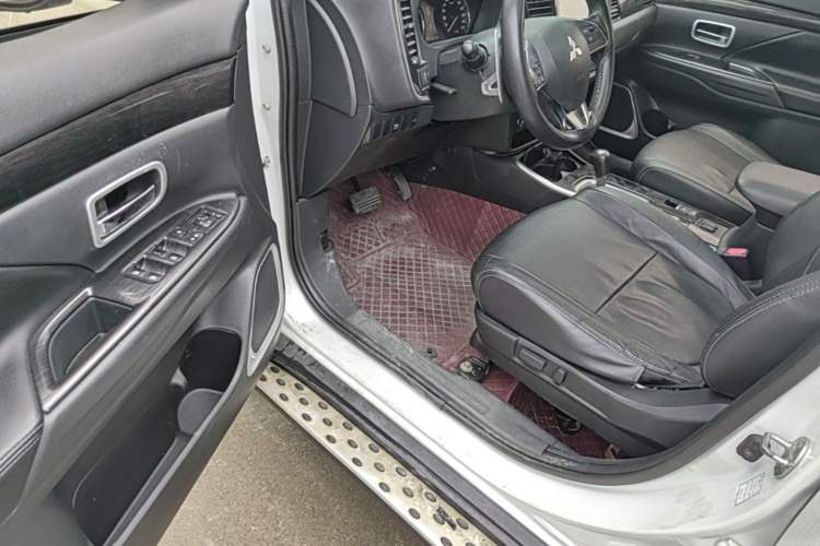 Used Mitsubishi Outlander 2018 2.4L 4x4 Elite Edition 5 Seats Driver Seat