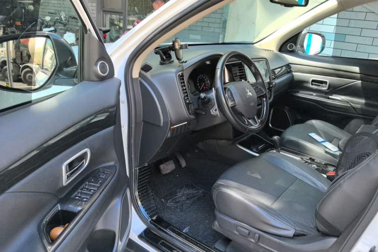 Used Mitsubishi Outlander 2018 2.4L 4x4 Elite Edition 5 Seats Driver Seat