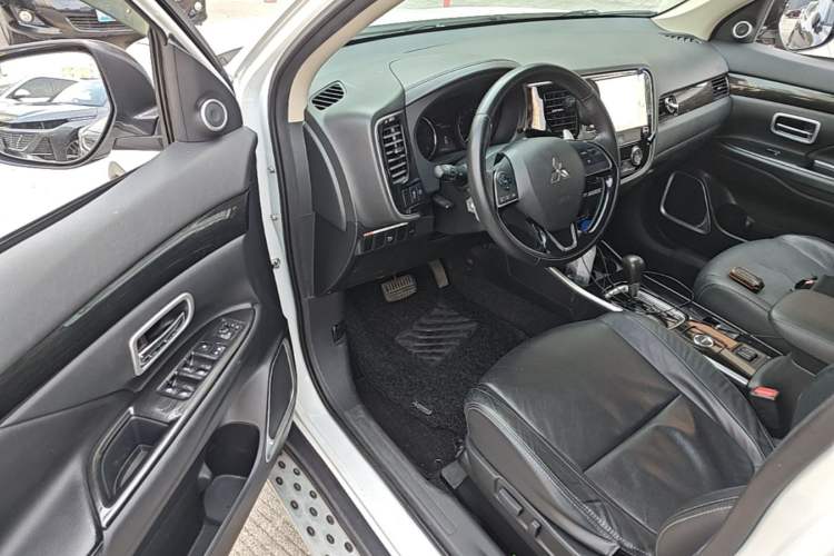 Used Mitsubishi Outlander 2018 2.4L 4x4 Elite Edition 5 Seats Driver Seat