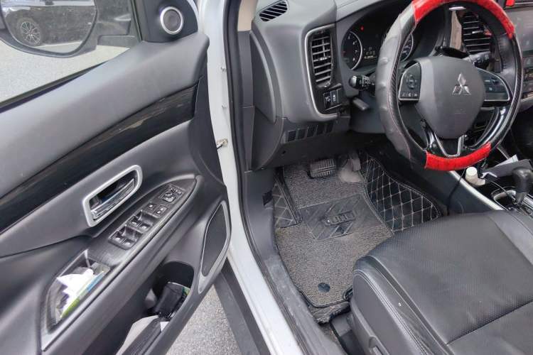 Used Mitsubishi Outlander 2018 2.0L Two-Wheel-Drive Jiale Edition 7-Seater Driver Seat