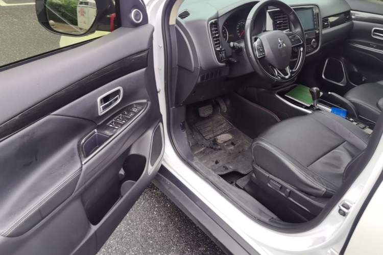 Used Mitsubishi Outlander 2018 2.0L Two-Wheel Drive Glory Edition 5 Seats Driver Seat