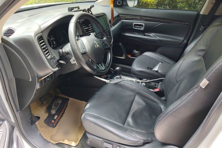 Used Mitsubishi Outlander 2018 2.4L 4x4 Luxury Edition 7-Seater Driver Seat