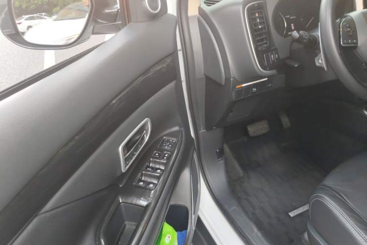 Used Mitsubishi Outlander 2018 2.4L 4x4 Elite Edition 5 Seats Driver Seat