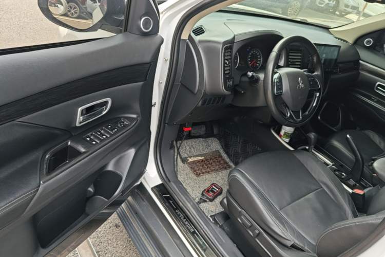 Used Mitsubishi Outlander 2018 2.0L Two-Wheel-Drive Jiale Edition 7-Seater Driver Seat