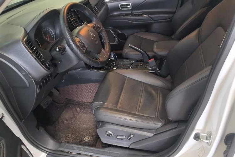 Used Mitsubishi Outlander 2018 2.0L Two-Wheel Drive Glory Edition 5 Seats Driver Seat