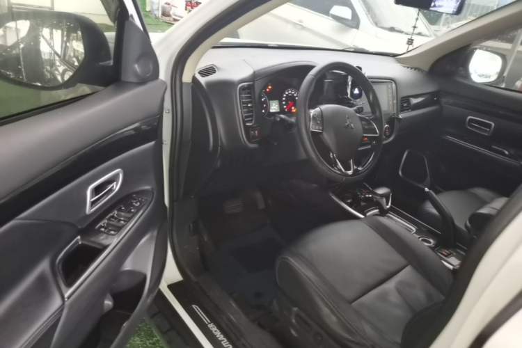Used Mitsubishi Outlander 2018 2.0L Two-Wheel Drive Glory Edition 5 Seats Driver Seat