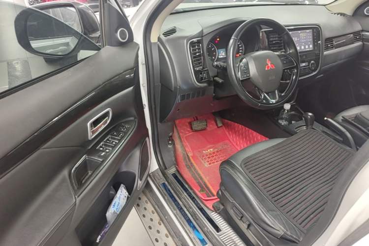 Used Mitsubishi Outlander 2018 2.0L Two-Wheel Drive Glory Edition 5 Seats Driver Seat