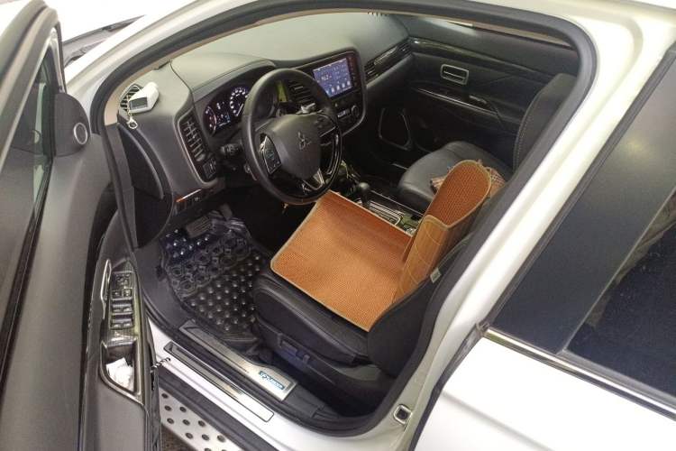 Used Mitsubishi Outlander 2018 2.4L 4x4 Elite Edition 5 Seats Driver Seat