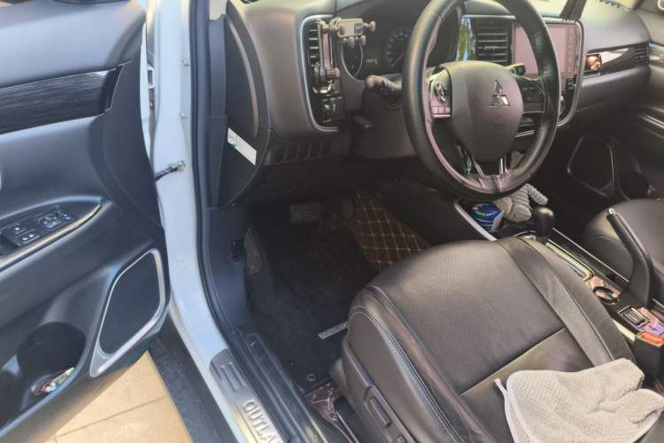 Used Mitsubishi Outlander 2018 2.0L Two-Wheel Drive Glory Edition 5 Seats Driver Seat