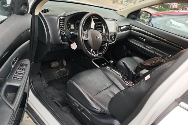 Used Mitsubishi Outlander 2018 2.0L Two-Wheel Drive Glory Edition 5 Seats Driver Seat