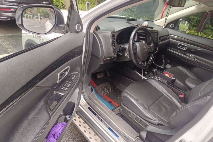 Used Mitsubishi Outlander 2018 2.4L 4x4 Luxury Edition 7-Seater Driver Seat