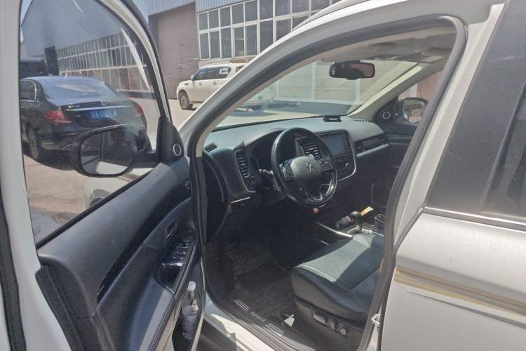 Used Mitsubishi Outlander 2018 2.4L 4x4 Luxury Edition 7-Seater Driver Seat