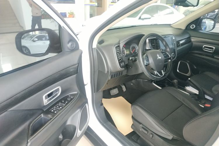 Used Mitsubishi Outlander 2018 2.0L Two-Wheel-Drive Jiale Edition 7-Seater Driver Seat