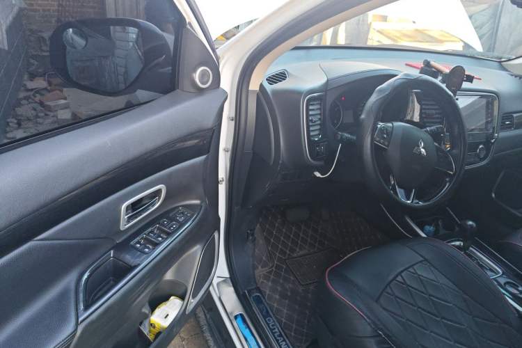 Used Mitsubishi Outlander 2018 2.0L Two-Wheel Drive Glory Edition 5 Seats Driver Seat
