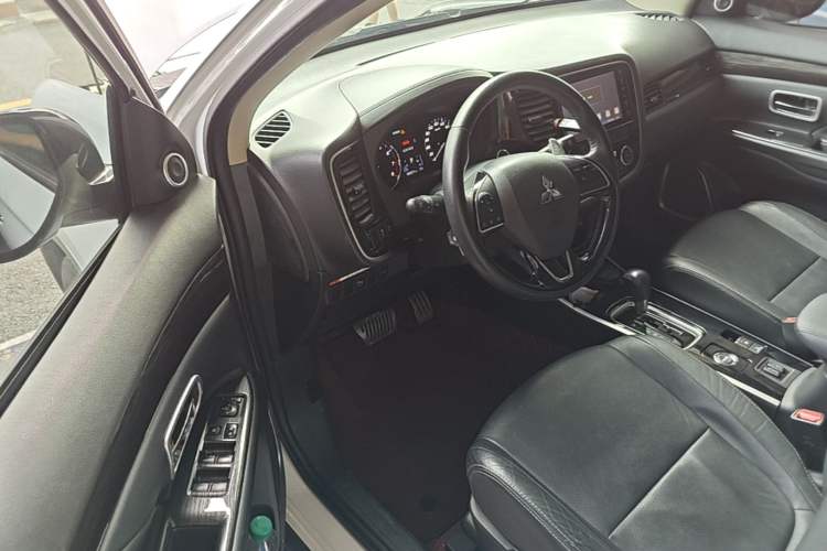 Used Mitsubishi Outlander 2018 2.4L 4x4 Elite Edition 5 Seats Driver Seat