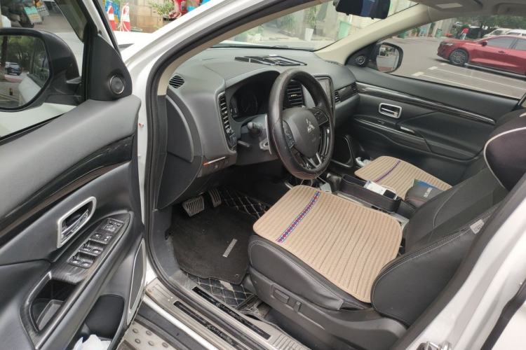 Used Mitsubishi Outlander 2018 2.4L 4x4 Luxury Edition 7-Seater Driver Seat