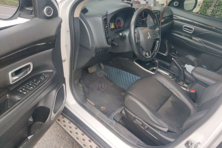 Used Mitsubishi Outlander 2018 2.0L Two-Wheel-Drive Jiale Edition 7-Seater Driver Seat