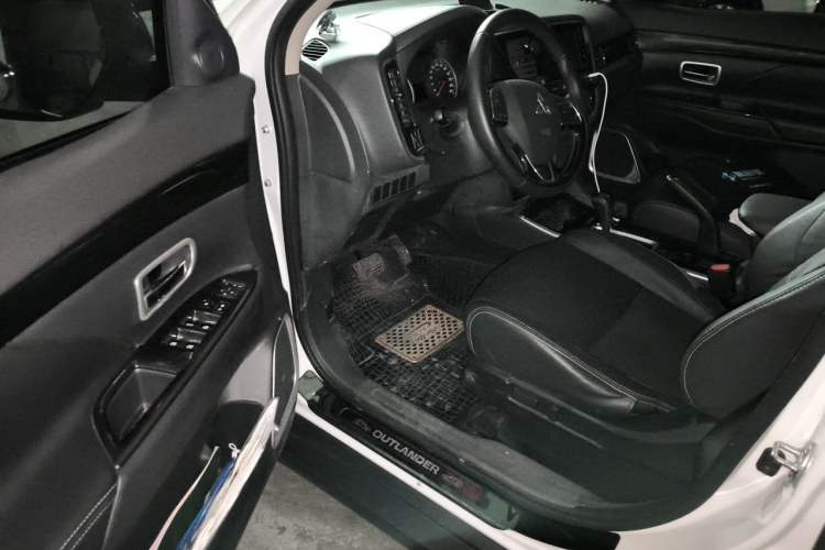 Used Mitsubishi Outlander 2018 2.0L Two-Wheel-Drive Jiale Edition 7-Seater Driver Seat