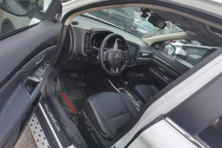 Used Mitsubishi Outlander 2018 2.4L 4x4 Elite Edition 5 Seats Driver Seat