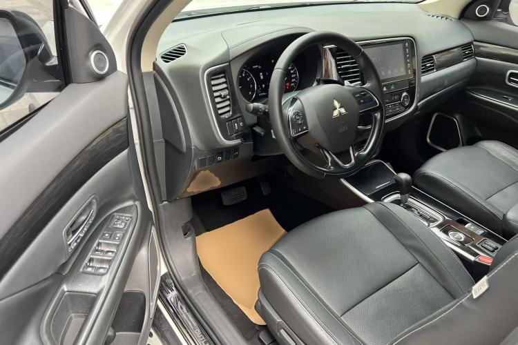 Used Mitsubishi Outlander 2018 2.4L 4x4 Elite Edition 5 Seats Driver Seat