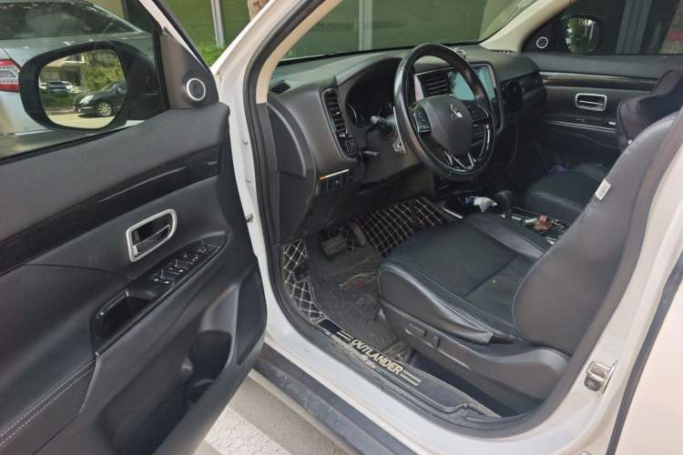 Used Mitsubishi Outlander 2018 2.4L 4x4 Luxury Edition 7-Seater Driver Seat