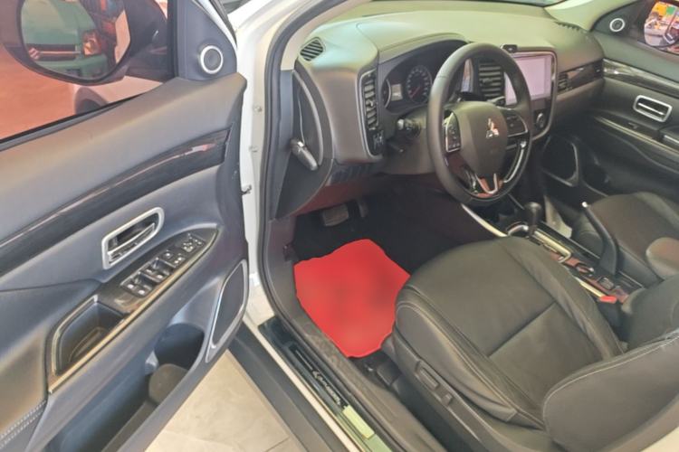 Used Mitsubishi Outlander 2018 2.0L Two-Wheel-Drive Jiale Edition 7-Seater Driver Seat