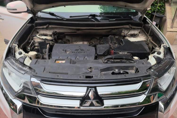 Used Mitsubishi Outlander 2018 2.4L 4x4 Luxury Edition 7-Seater Engine Bay