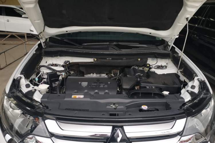 Used Mitsubishi Outlander 2018 2.0L Two-Wheel Drive Glory Edition 5 Seats Engine Bay