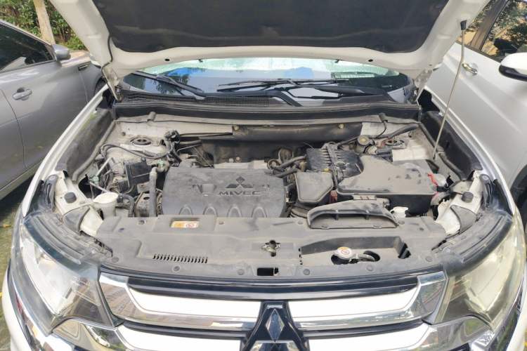 Used Mitsubishi Outlander 2018 2.4L 4x4 Luxury Edition 7-Seater Engine Bay