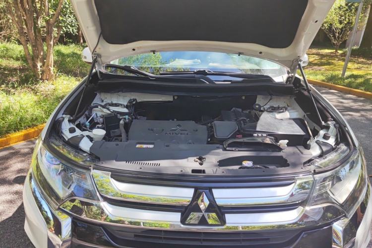 Used Mitsubishi Outlander 2018 2.0L Two-Wheel Drive Glory Edition 5 Seats Engine Bay
