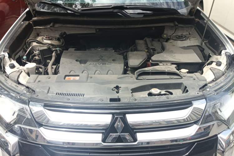 Used Mitsubishi Outlander 2018 2.4L 4x4 Elite Edition 5 Seats Engine Bay