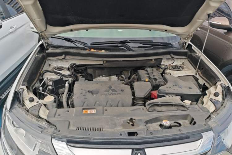 Used Mitsubishi Outlander 2018 2.0L Two-Wheel Drive Glory Edition 5 Seats Engine Bay