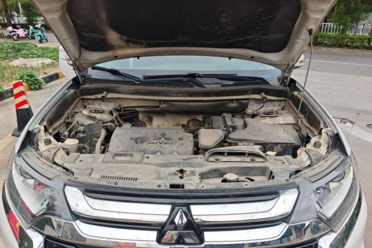 Used Mitsubishi Outlander 2018 2.0L Two-Wheel-Drive Jiale Edition 7-Seater Engine Bay