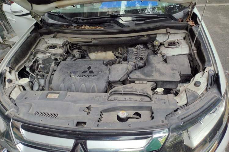 Used Mitsubishi Outlander 2018 2.0L Two-Wheel-Drive Jiale Edition 7-Seater Engine Bay