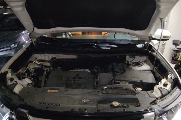 Used Mitsubishi Outlander  Engine Bay