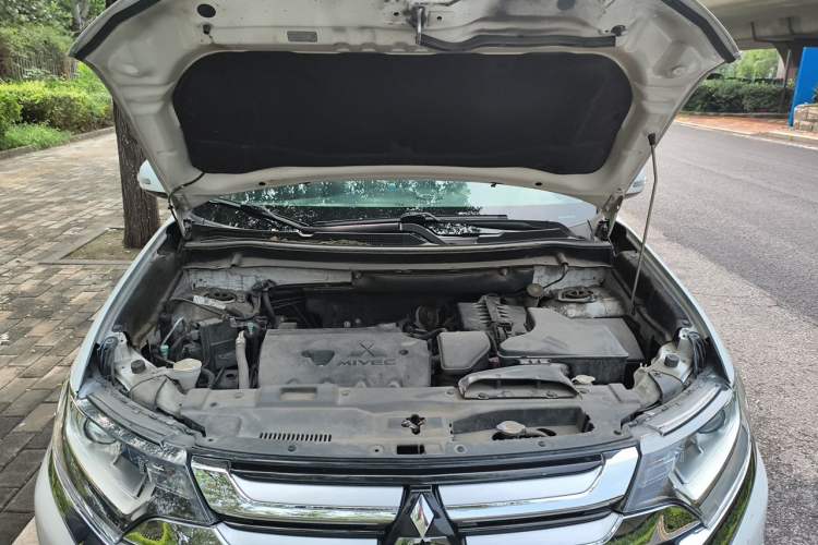 Used Mitsubishi Outlander 2018 2.0L Two-Wheel Drive Glory Edition 5 Seats Engine Bay