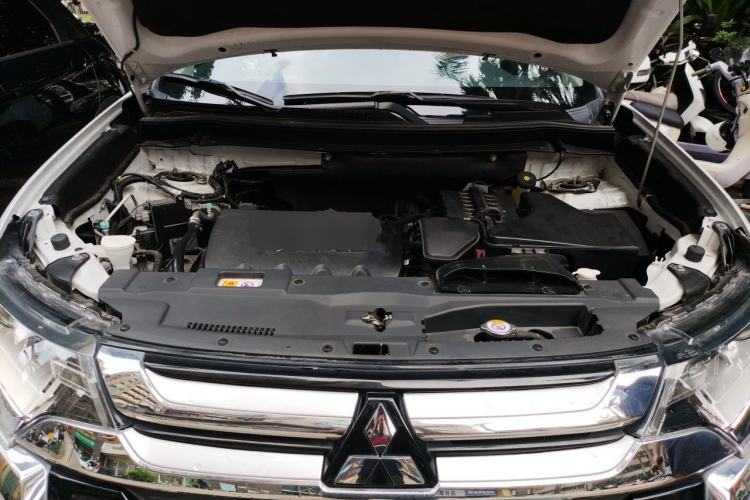 Used Mitsubishi Outlander 2018 2.0L Two-Wheel Drive Glory Edition 5 Seats Engine Bay