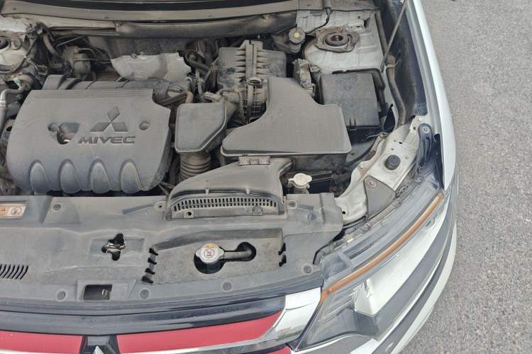 Used Mitsubishi Outlander 2018 2.0L Two-Wheel-Drive Jiale Edition 7-Seater Engine Bay Left