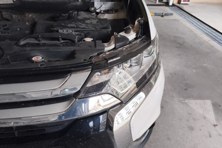 Used Mitsubishi Outlander 2018 2.4L 4x4 Elite Edition 5 Seats Engine Bay Left
