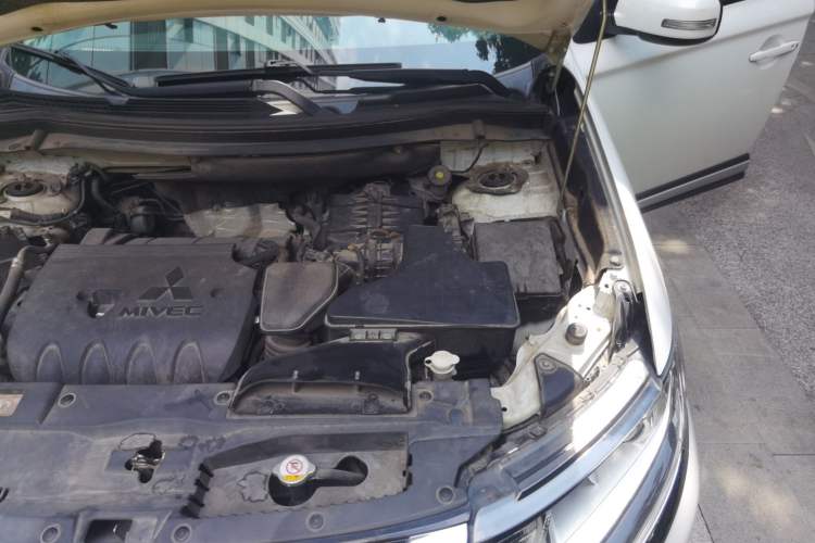 Used Mitsubishi Outlander 2018 2.0L Two-Wheel-Drive Jiale Edition 7-Seater Engine Bay Left