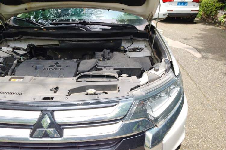 Used Mitsubishi Outlander 2018 2.4L 4x4 Luxury Edition 7-Seater Engine Bay Left
