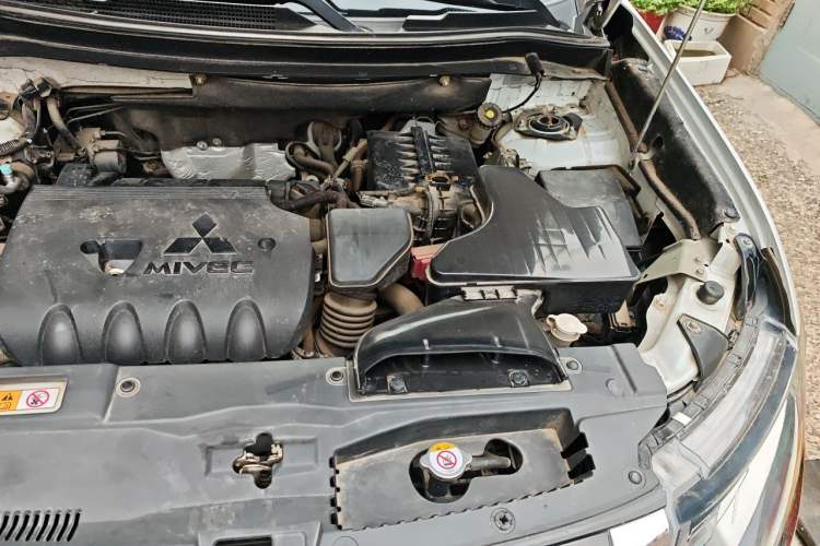 Used Mitsubishi Outlander 2018 2.4L 4x4 Elite Edition 5 Seats Engine Bay Left